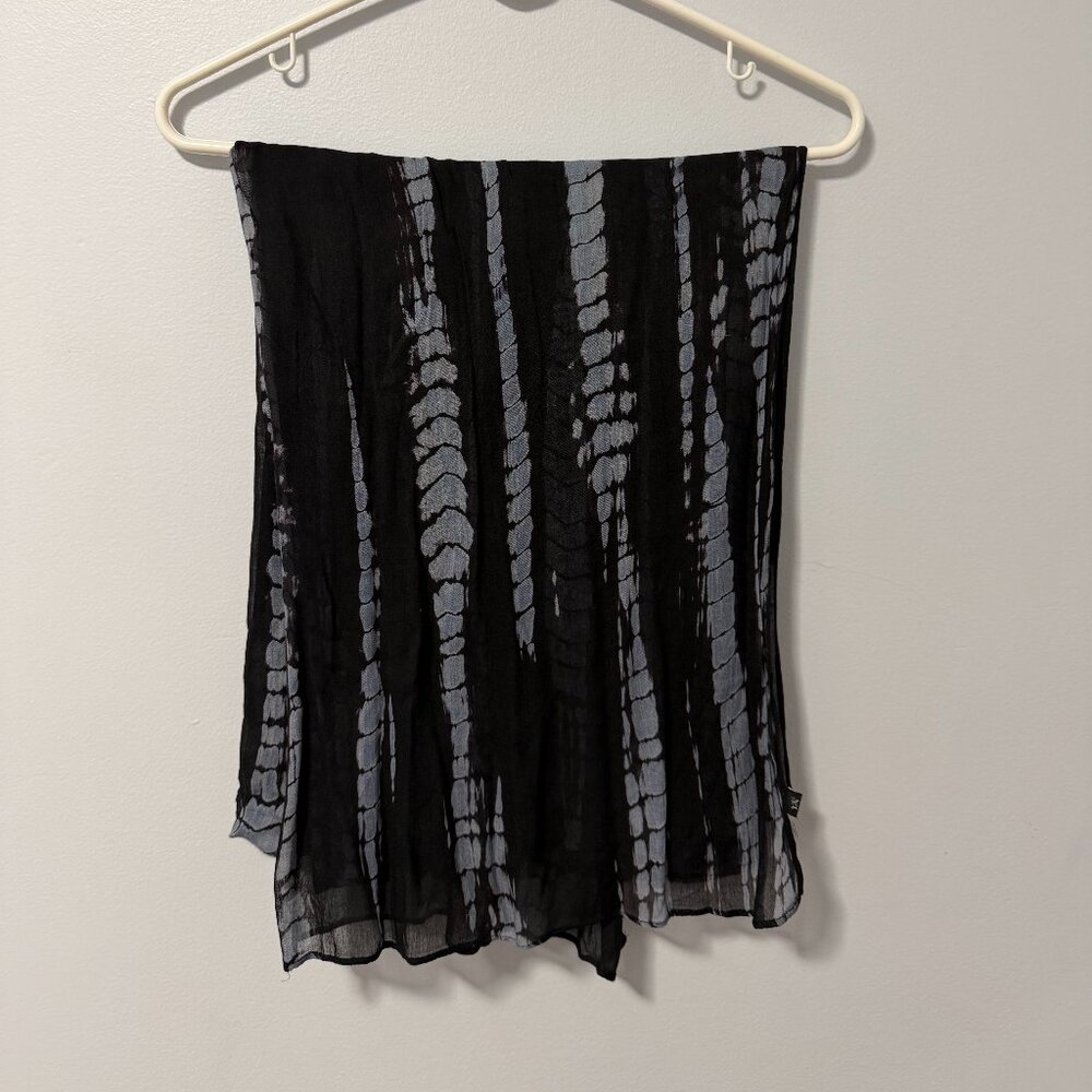 Women's Black and Blue Scarf